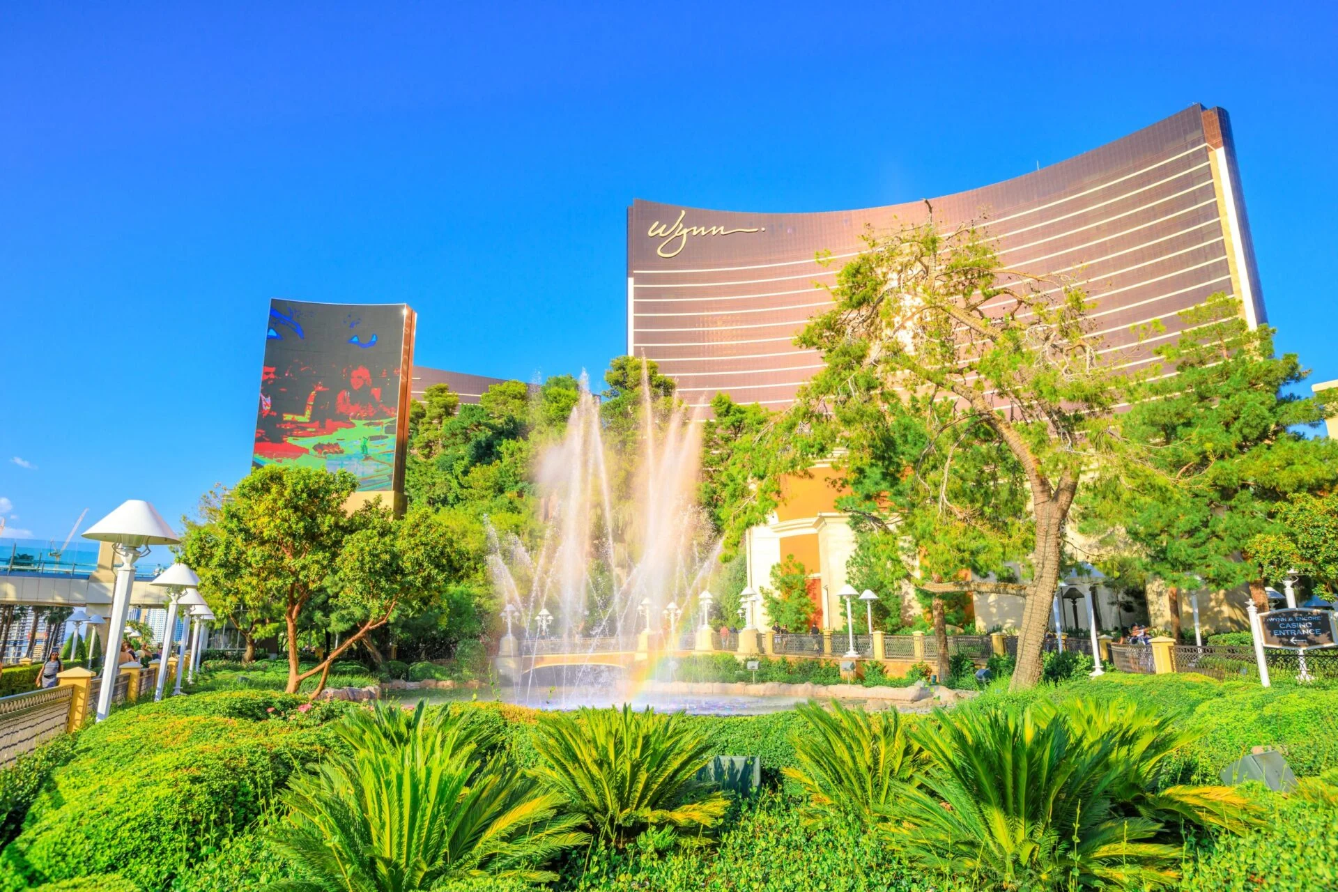 As Caesars and MGM struggle, Wynn is winning the Las Vegas casino battle